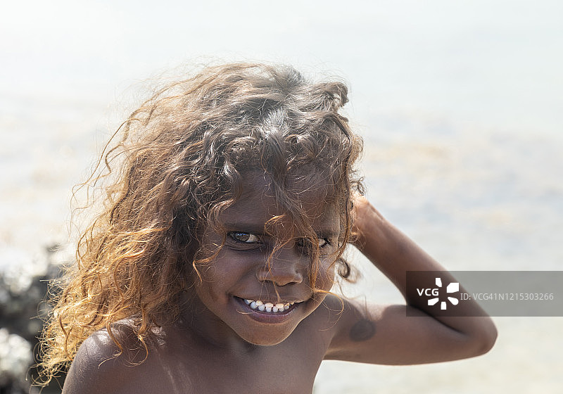 一个年轻的土著女孩的肖像与卷发图片素材
