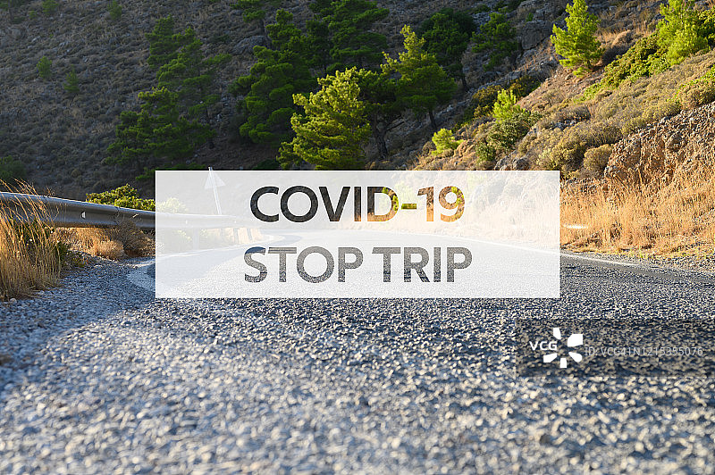 文本COVID-19停止旅行在山区蜿蜒的道路上。日落和黄金时间。低角。在山里进行一次夏日自驾游的概念图片素材