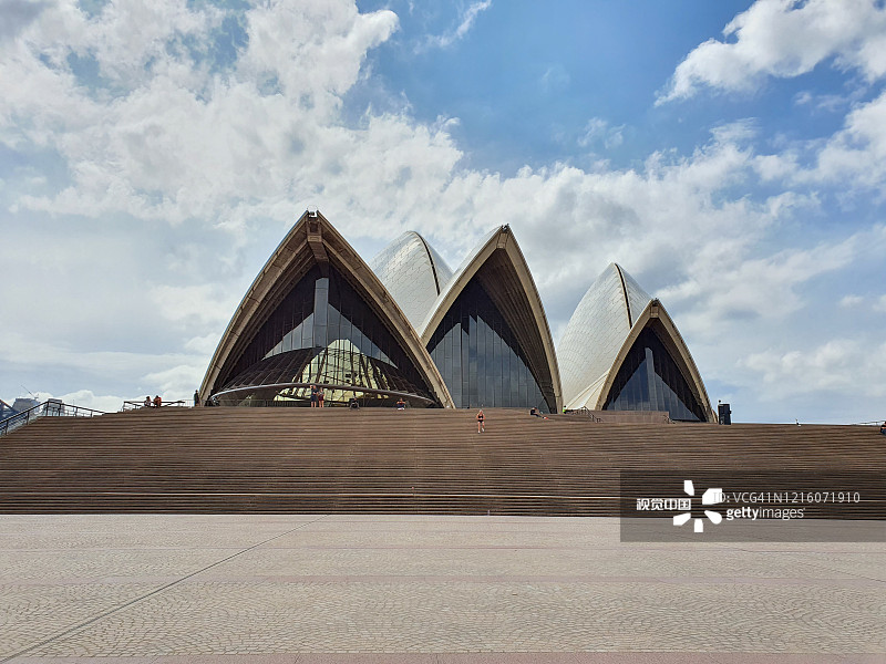 在新冠肺炎封锁期间，悉尼歌剧院安静而空旷，人们都呆在家里。澳大利亚:28-03-2020图片素材