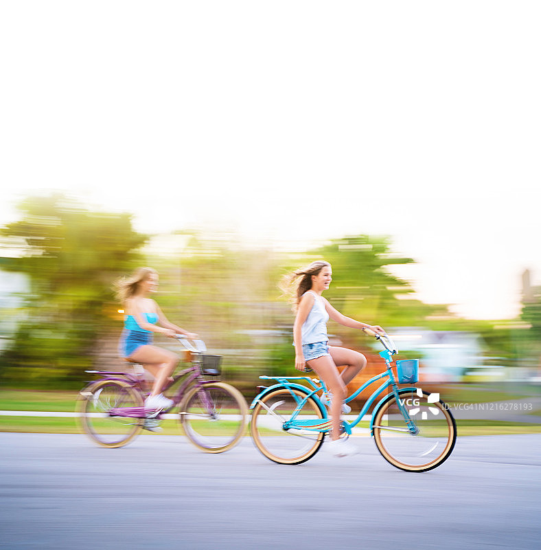 西班牙姐妹自行车平移运动图片素材