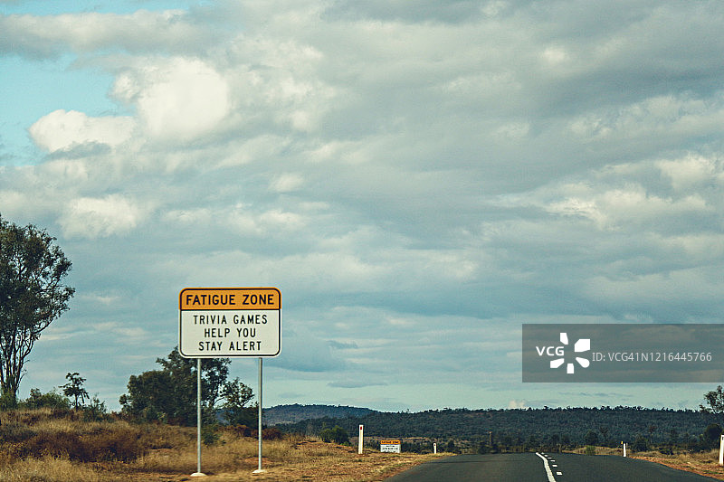澳大利亚公路上的琐事路标图片素材