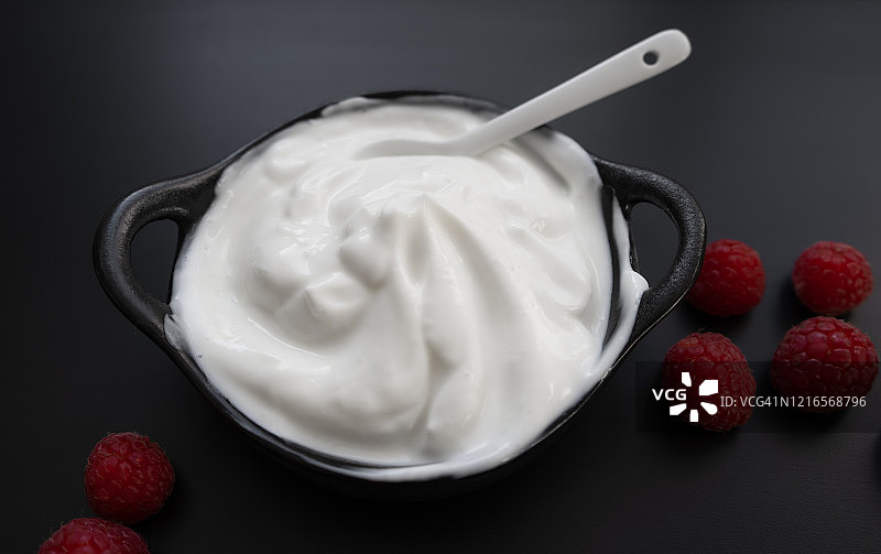以新鲜希腊酸奶为背景的健康早餐图片素材