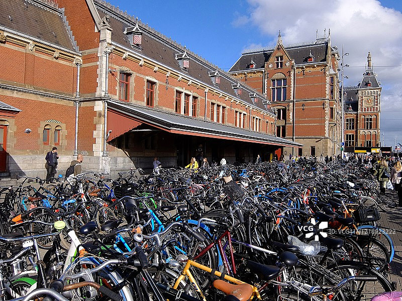 荷兰阿姆斯特丹中央车站外的自行车图片素材