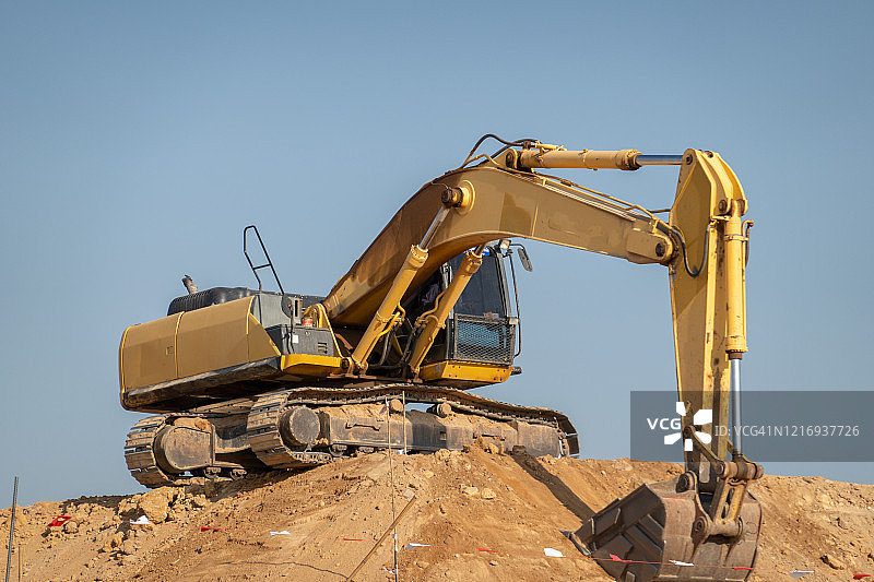 以挖掘机在建筑工地的行业概念为背景图片素材