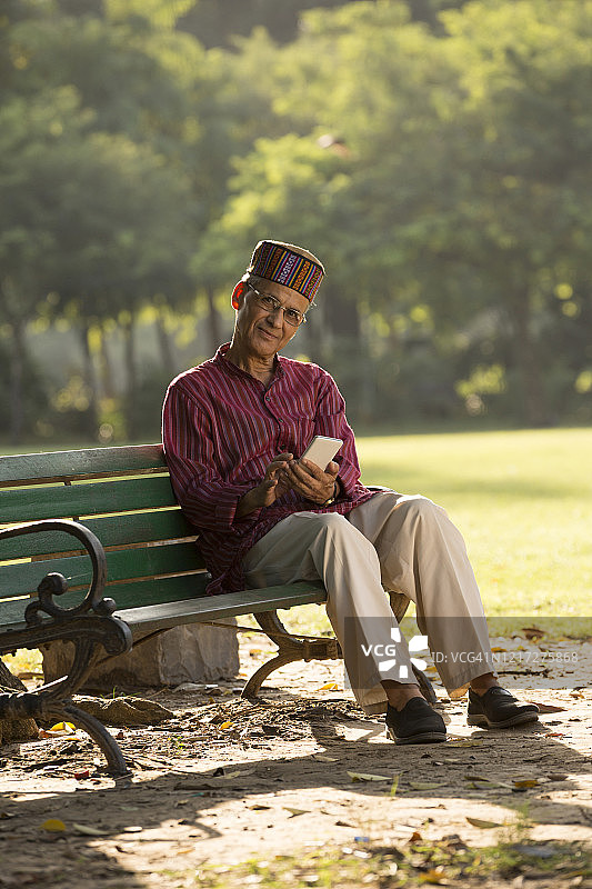 老人在公园长椅上坐着图片素材