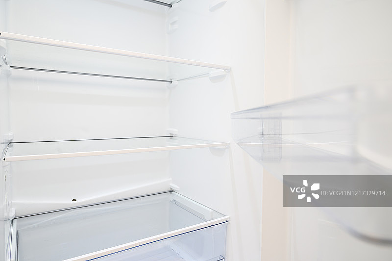 用打开的门清空冰箱。图片素材