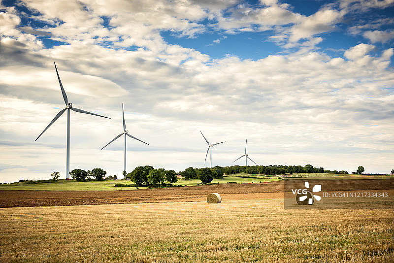 风力涡轮机和农业。法国的阿尔萨斯。图片素材