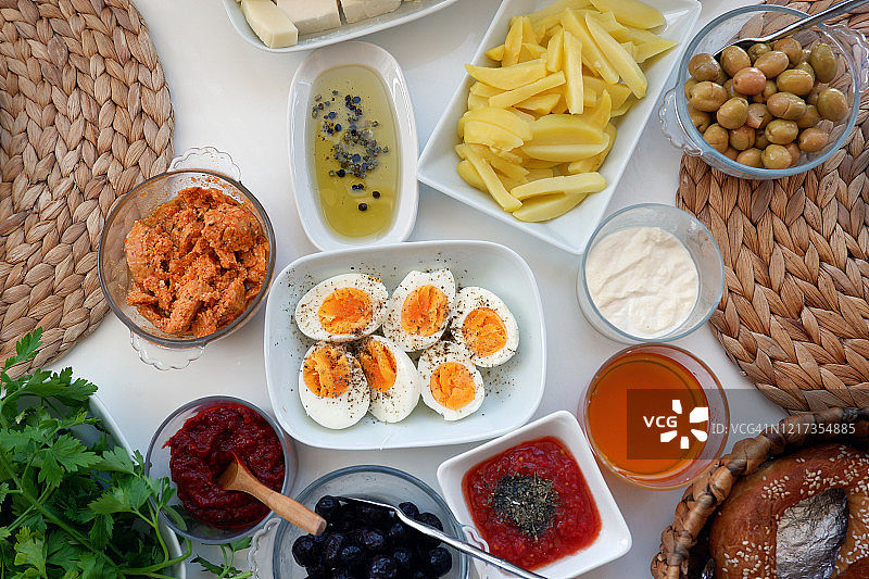 特写传统土耳其早餐桌，俯视图图片素材