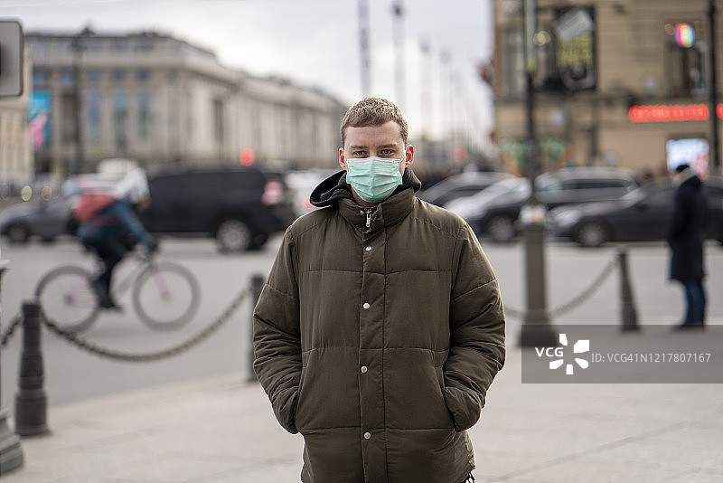 一名戴着口罩的年轻人，在俄罗斯圣彼得堡市内通勤图片素材