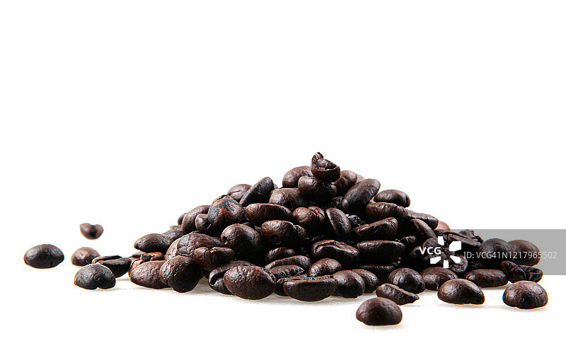 在白色背景下分离的新鲜烘培咖啡豆图片素材