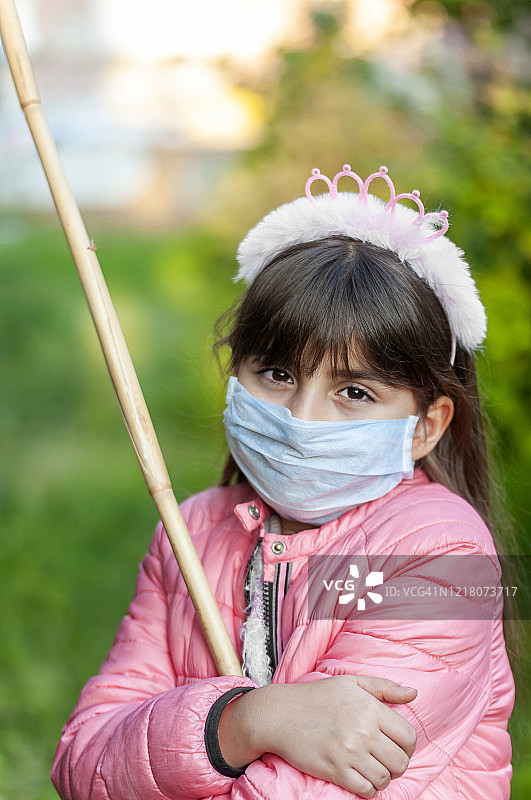 一个女孩的肖像使用保护面罩的自然图片素材