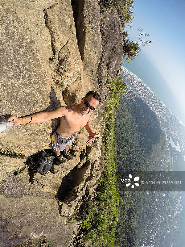一个人在里约热内卢独自攀登岩石图片素材