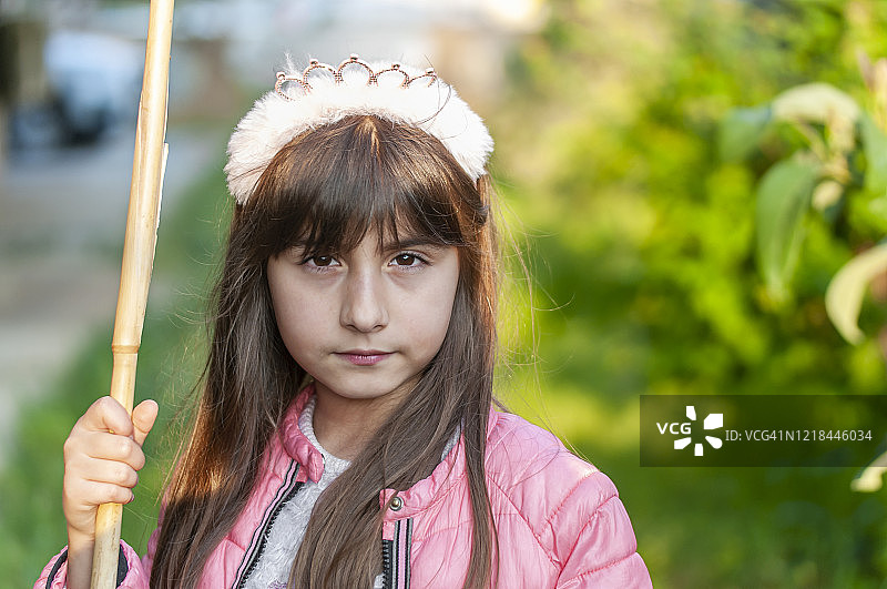 土耳其可爱的小女孩在花园摆姿势图片素材