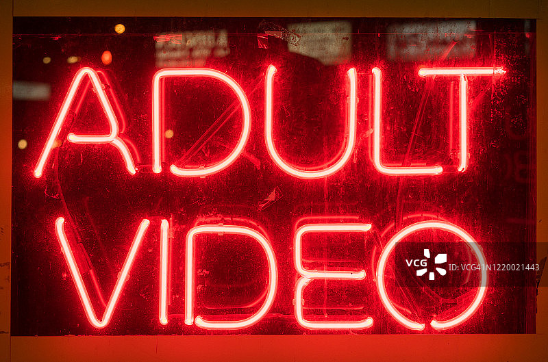 发光的红色霓虹灯成人视频标志显示图片素材