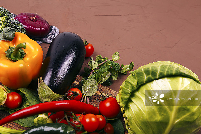 近距离观察各种五颜六色的生蔬菜图片素材