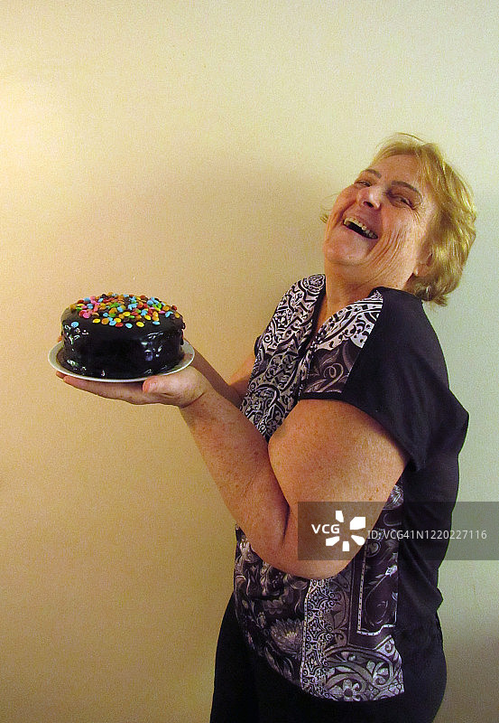 快乐的女人拿着蛋糕图片素材