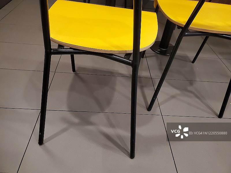 散布黄色的椅子图片素材