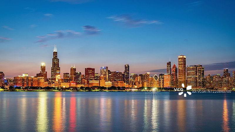 芝加哥全景，密歇根湖在暮色中的倒影图片素材