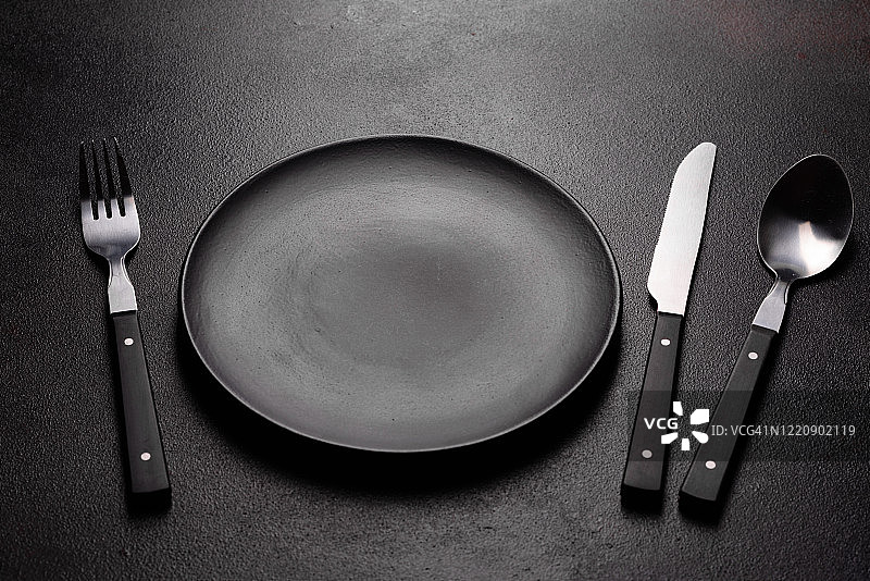 一套为用餐准备的餐具与黑色的拷贝空间图片素材