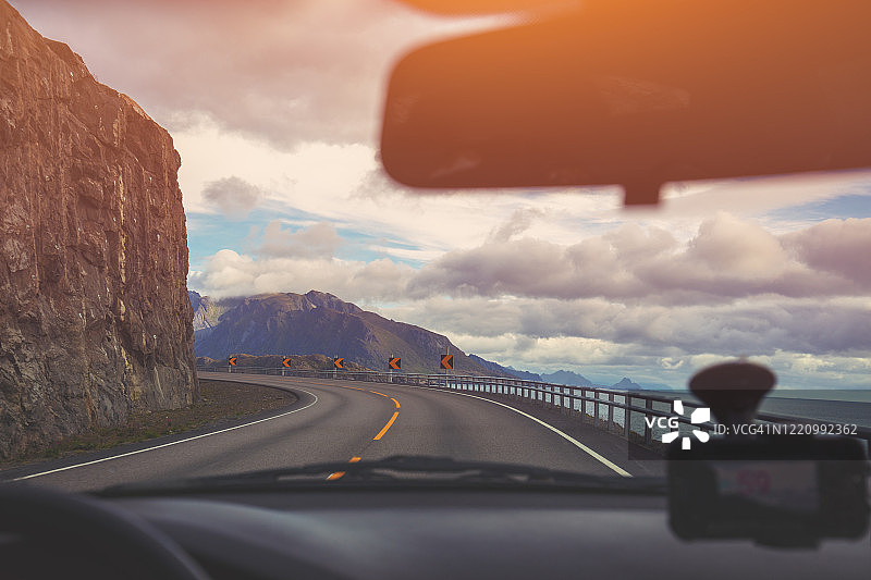 在蜿蜒的山路上开车。沿着山脉和峡湾的道路。北欧景观。挪威美丽的自然风光图片素材