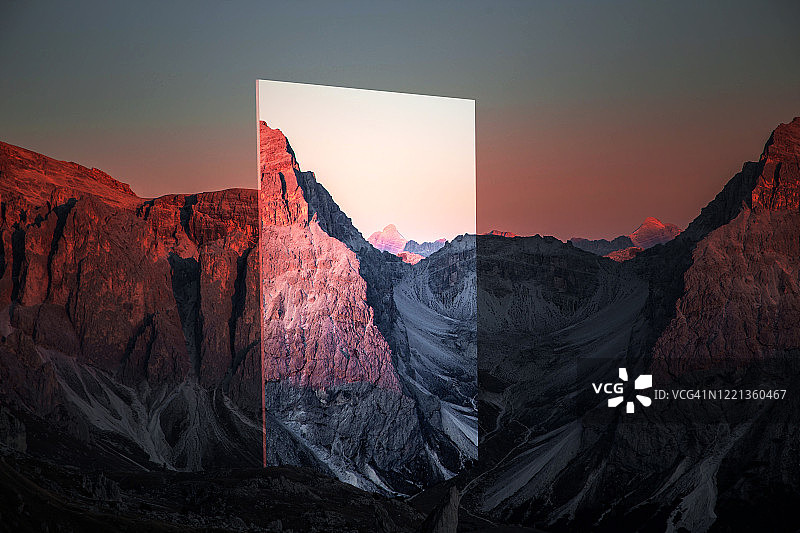 创意图片惊人的镜子反射美丽的阿尔卑斯山山脉在日落。图片素材
