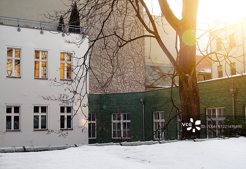 德国柏林，雪景下的住宅建筑图片素材