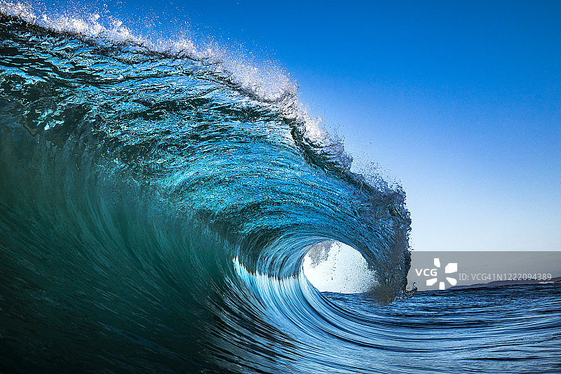 海浪冲击着蓝天的海洋图片素材