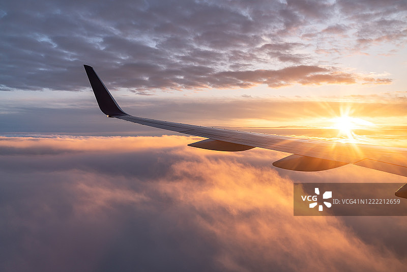 从飞机上看到太阳从地平线升起图片素材