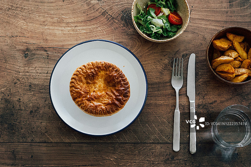 平铺拍摄的欧洲食物在餐桌上图片素材