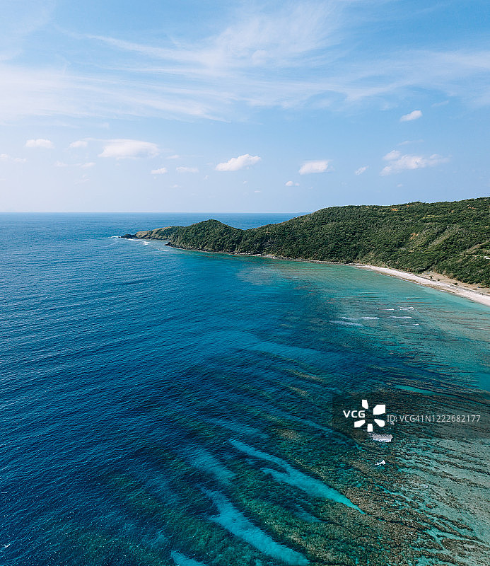 鸟瞰图热带海岸线与珊瑚礁，大岛，日本图片素材