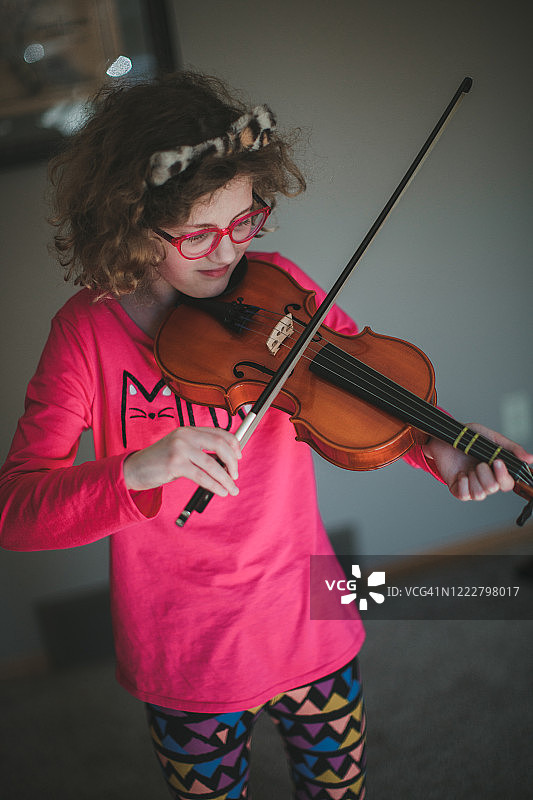 女孩演奏中提琴图片素材