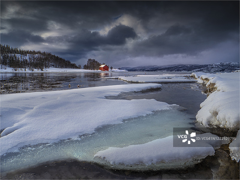 挪威北极圈，特罗姆斯斯科埃尔瓦峡湾美丽柔和的冬季阳光图片素材