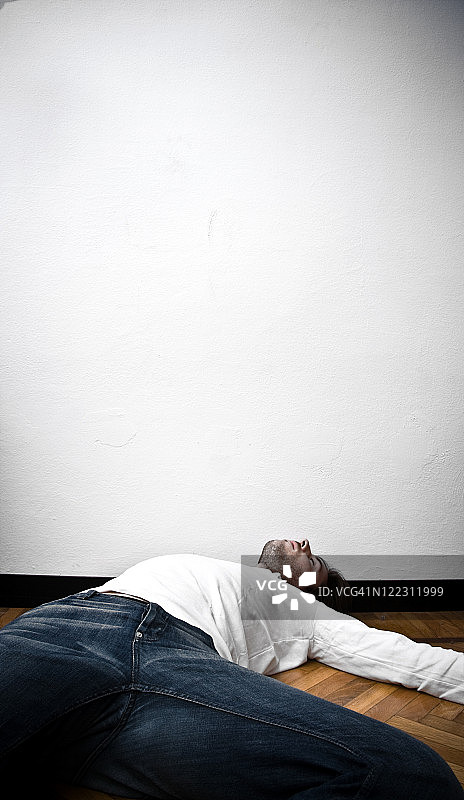 躺在地板上的男人宿醉图片素材