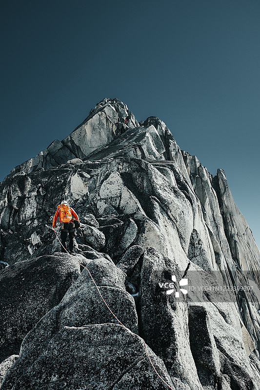在布格布省公园，攀岩者攀登鸽子塔的西脊图片素材
