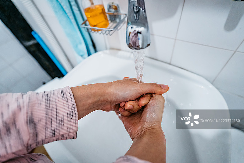 妇女洗手以预防病毒图片素材