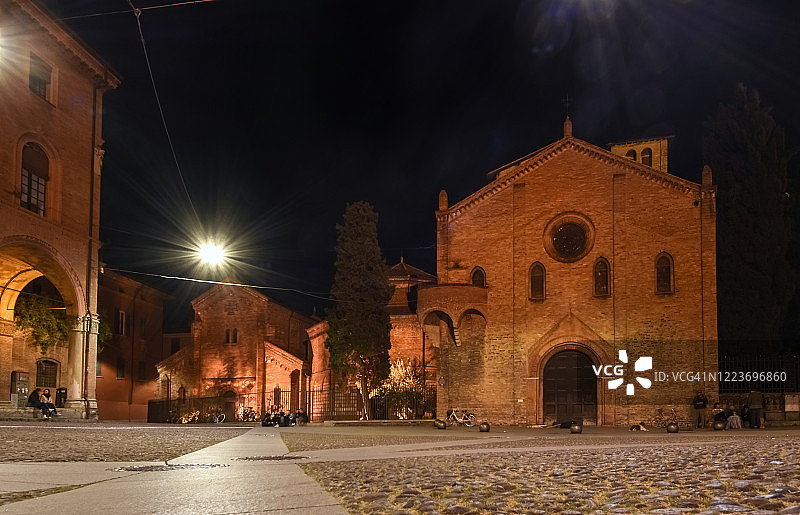 圣斯蒂芬大教堂的正面在晚上照亮博洛尼亚，艾米利亚-罗马涅，意大利图片素材