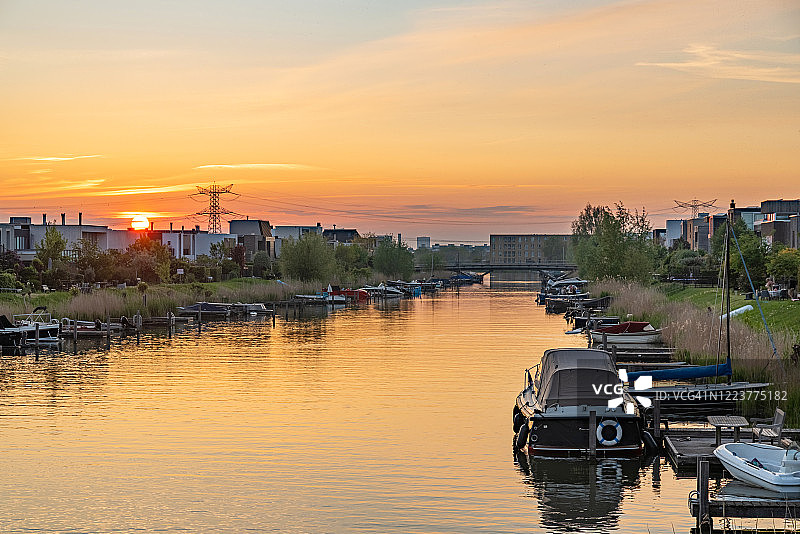 荷兰阿姆斯特丹运河上的日落图片素材