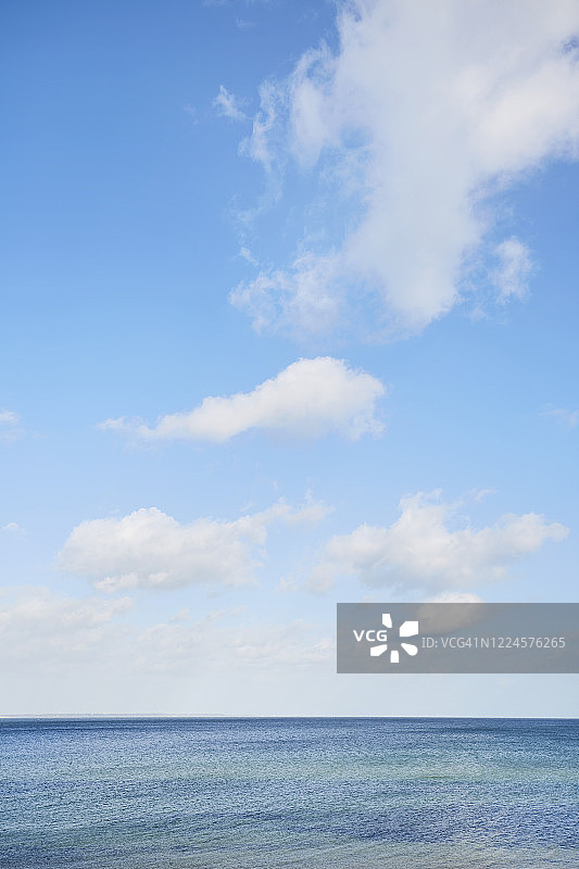 海，云和蓝天的全帧拍摄，抽象的背景图片素材