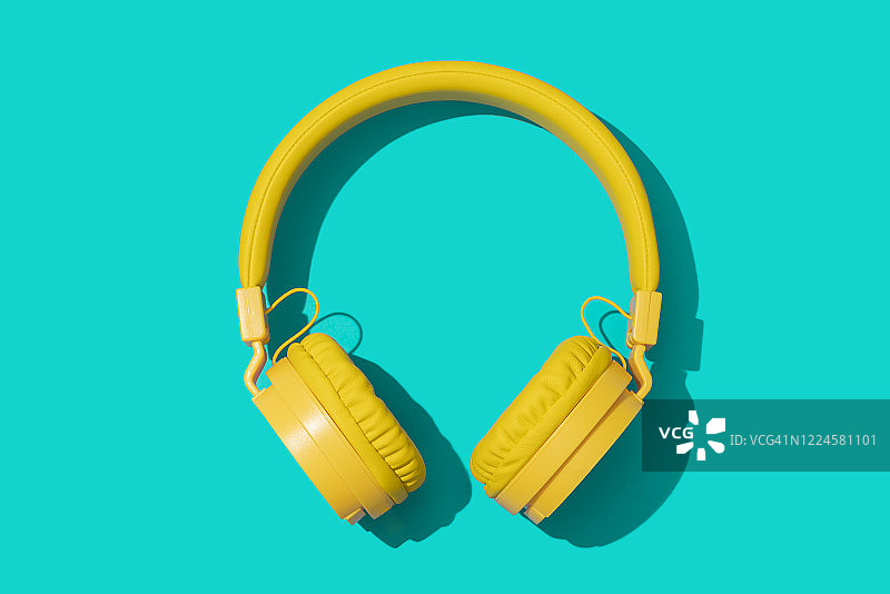 黄色耳机，绿色背景图片素材