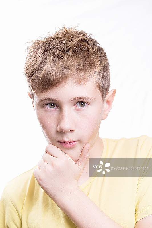 一个10-12岁男孩的情感肖像。思考的情感肖像。图片素材