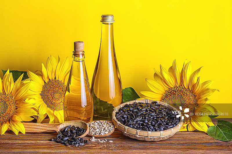 乡村静物-葵花籽油与向日葵花瓶图片素材