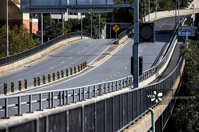 在冠状病毒大流行期间，主干道空空如也，高速公路交通减少，澳大利亚悉尼封锁图片素材