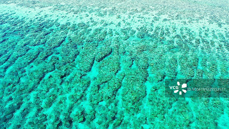 鸟瞰图的珊瑚礁保护白色的沙洲从海浪图片素材