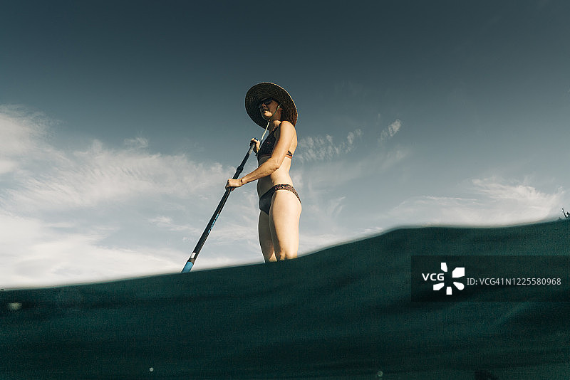 在俄勒冈州的迷失湖上，一名年轻女子正在享受立式划水板。图片素材
