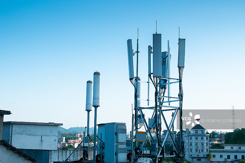 5G通信塔位于建筑顶部图片素材