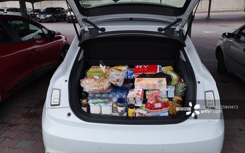 2020年3月，科罗娜危机期间，葡萄牙，在超市买完东西后，打开装满食物的白色汽车后备箱。图片素材