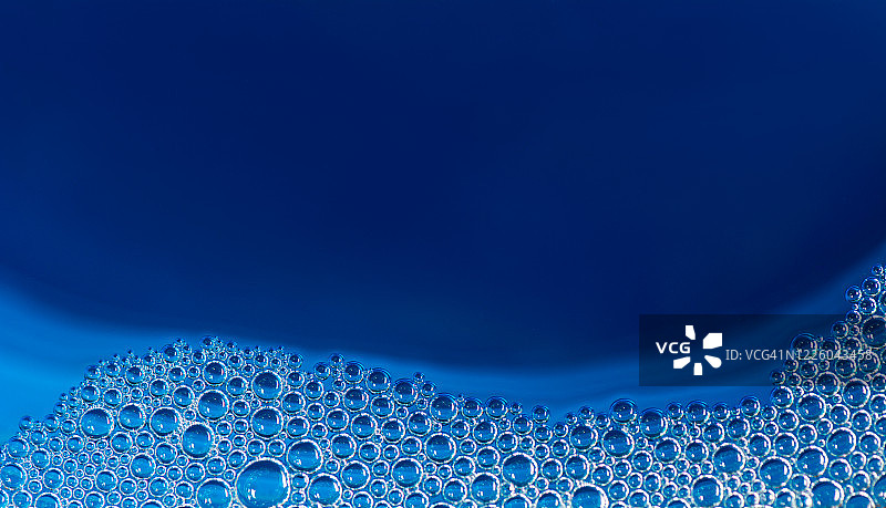海洋海岸线类似的蓝色液体和气泡的特写图像图片素材