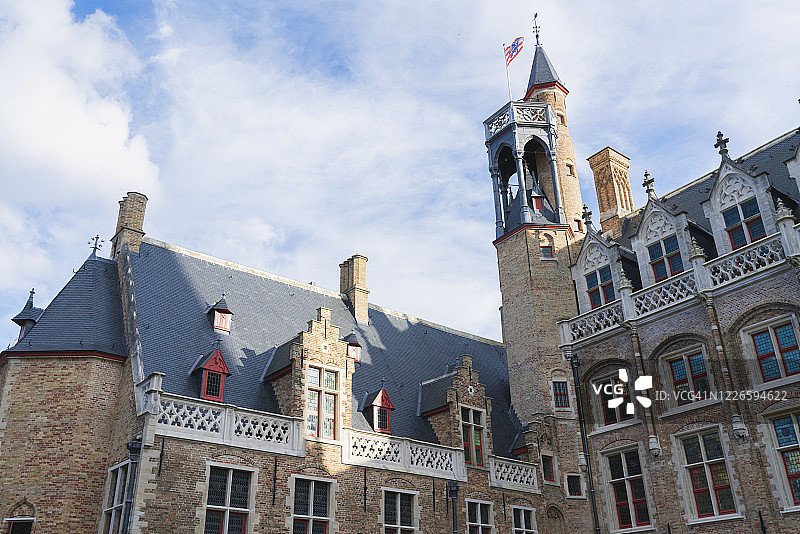 布鲁日市场广场的钟楼和市政厅，比利时西北部西佛兰德斯的首都，市场广场的传统彩色砖建筑图片素材