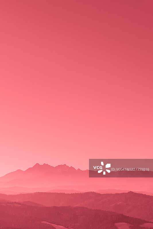 奇妙的红色和粉红色的群山全景图片素材