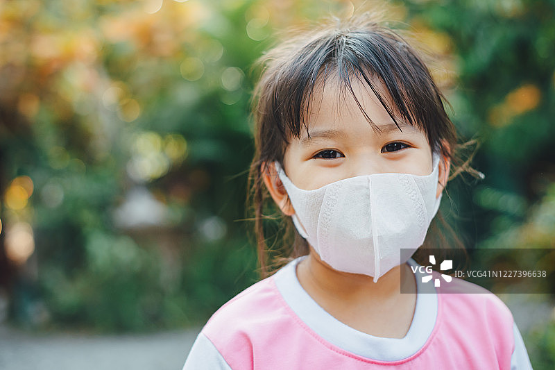 孩子们戴着防护口罩，以保护自己免受病毒和空气污染。戴口罩预防，减少冠状病毒(covid-19)疫情人际传播。图片素材